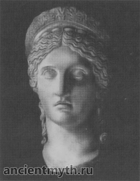 Гера - царица богов и людей, жена Зевса. 